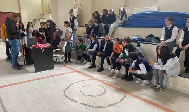 Digor'da bilek güreşi şampiyonları madalyalarını aldı