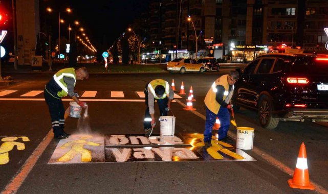 Diyarbakır'da yol çizgi yenileme çalışmaları sürüyor