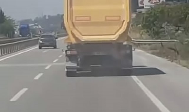 Dorsesindeki kumları yola dökerek ilerledi