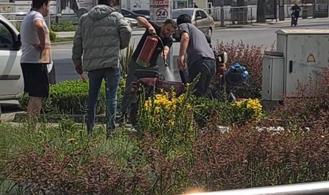 Duman çıkaran elektrikli bisiklete esnaf müdahale etti