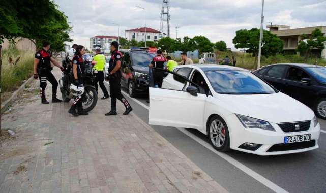 Edirne'de dur ihtarına uymadılar: Otomobilden uyuşturucu attılar