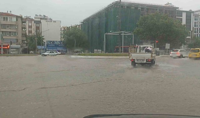 Edremit'te sağanak yağış yolları göle çevirdi