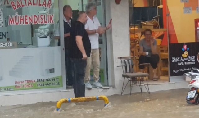 Edremit'te yağıştan dolayı birçok işyerini su bastı