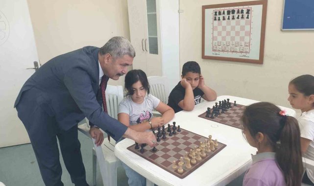 Efeler'de 'Satranç Dostu' okullar belgelerine kavuştu