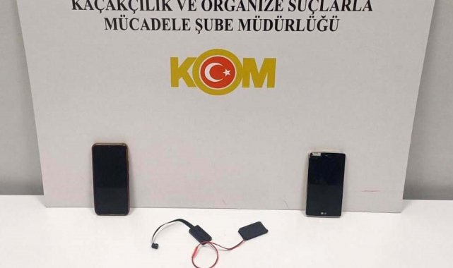Ehliyet sınavına düzenekle giren kadın yakalandı