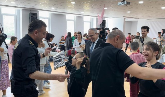 Emniyet Müdürü Pehlivan özel bireylerle müzik eşliğinde oynadı