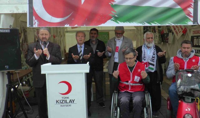 Engelliler ellerini Filistin için semaya açtı