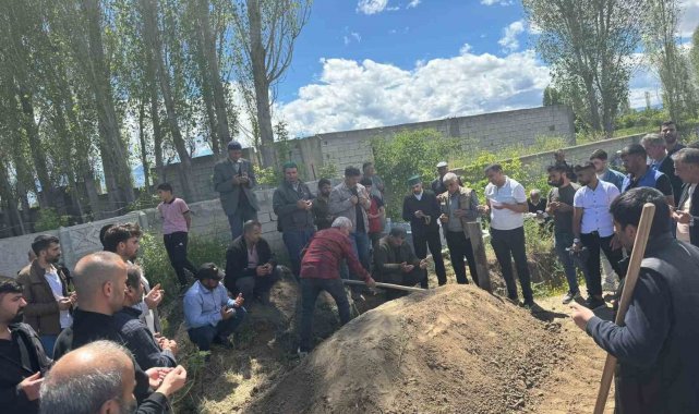 Eski nişanlısı tarafından katledilen Bahar, baba memleketi Iğdır'da gözyaşları içinde defnedildi