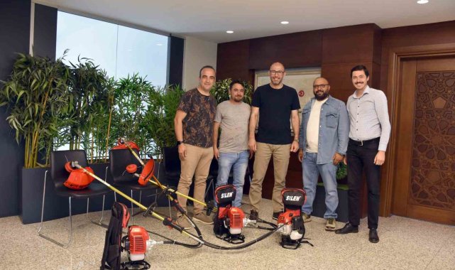 Esnaflar Germencik Belediyesi'ne çim biçme makinesi hediye etti