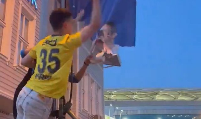 Fenerbahçe taraftarlarından Ali Koç'un afişlerine saldırı