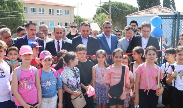 FIFA standartlarındaki futbol sahası törenle açıldı