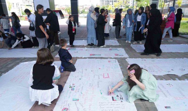 Filistin için bir araya gelen kadınlar ve çocuklar duygularını beyaz çarşaflara yazdı