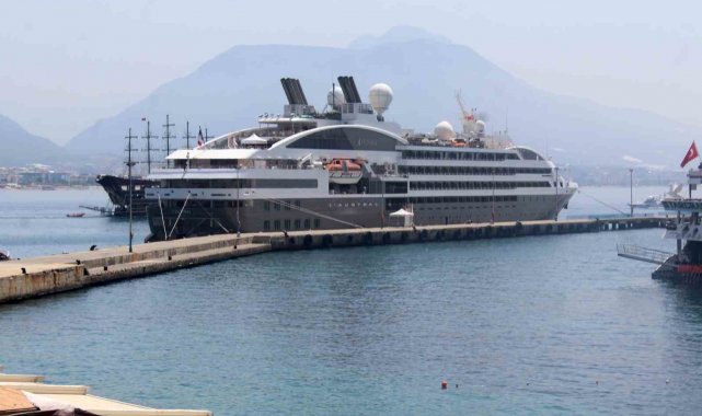 Fransız bayraklı 214 yolcu taşıyan gemi Alanya'ya geldi