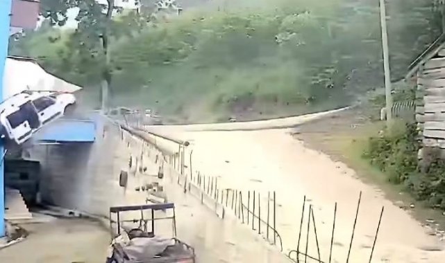 Freni boşalan park halindeki araç bina bahçesine uçtu