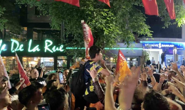 Galatasaray taraftarı Fenerbahçe taraftarını omuzlara aldı