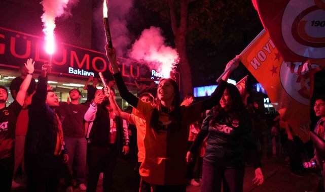 Galatasaray taraftarları Bursa'da şampiyonluğu coşkuyla kutladı