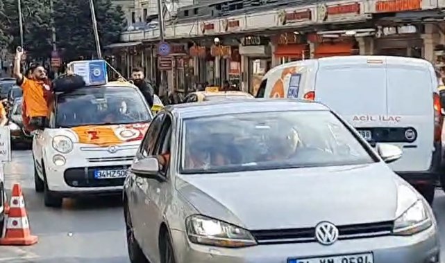 Galatasaray taraftarları Taksim'de Fenerbahçe tabutu gezdirdi