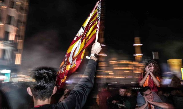 Galatasaraylı taraftarlardan Taksim'de coşkulu şampiyonluk kutlaması