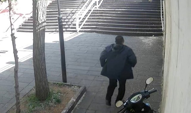 Gaziantep'te bir vatandaş şehitliğin kapısını öptü