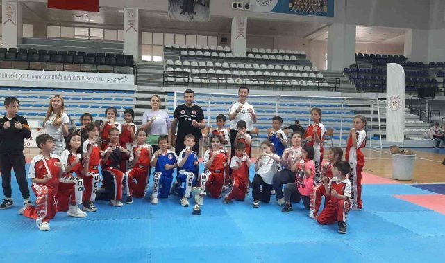 Gedizli kick boksçular Turgutlu'dan 14 madalya ile döndü