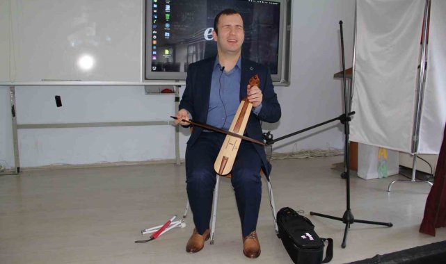 Görme engelli müzik öğretmeni azmi ile örnek oluyor