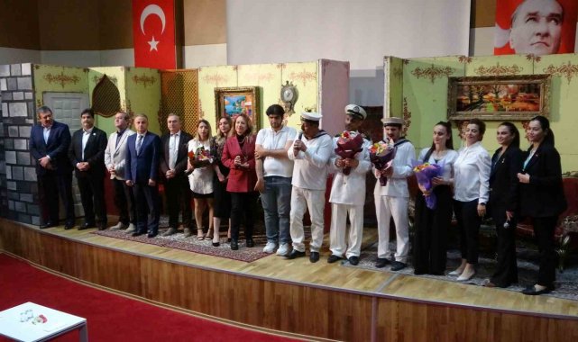 Görme engelli tiyatrocular, Dünya Engelliler Haftası'nda farkındalık oluşturmak için sahneye çıktı