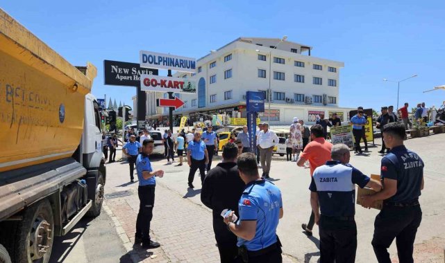 Görüntü kirliliği oluşturup sokak trafiğini zora sokarak turizmi olumsuz etkileyen yapı işgalleri kaldırılıyor