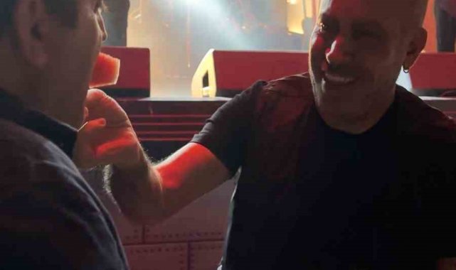 Gözlüğü Haluk Levent'e kaptırdı, hayranlarını eliyle besledi