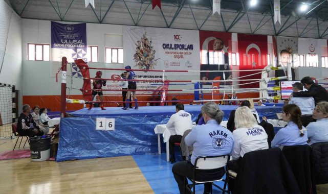 Gümüşhane'de okullar arası Muaythai Türkiye Şampiyonası kıyasıya mücadelelere sahne oluyor
