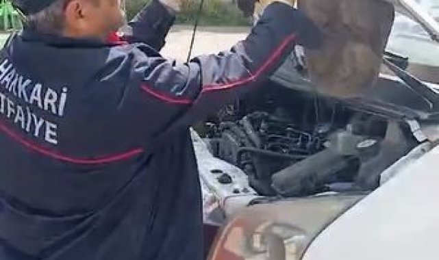 Hakkari'de minibüsün motor kaputuna giren yılanı itfaiye ekipleri çıkardı