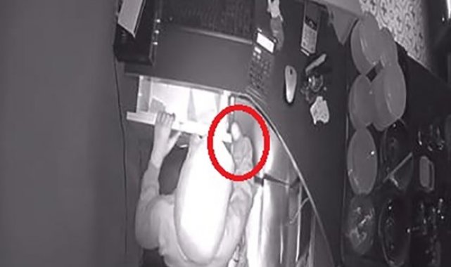 Harçlık aldığı kafeyi soyan tek elli hırsız kamerada