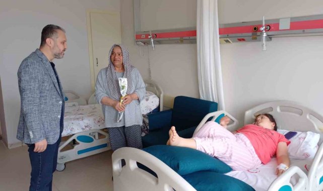 Hasta yataklarında çiçek sürprizi duygulandırdı