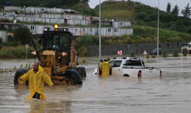 Hatay Büyükşehir Belediyesi ekipleri, kuvvetli yağış sonrası 754 vakaya müdahale etti