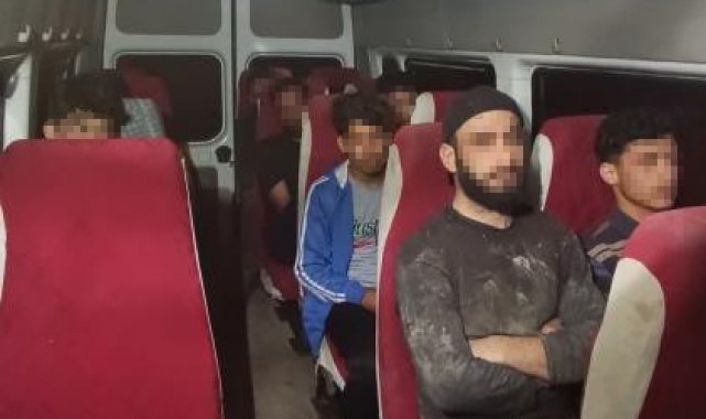 Hatay'da 11 kaçak göçmen minibüste yakalandı