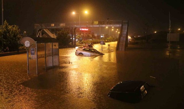 Hatay'da caddeler göle döndü, araçlar suya gömüldü