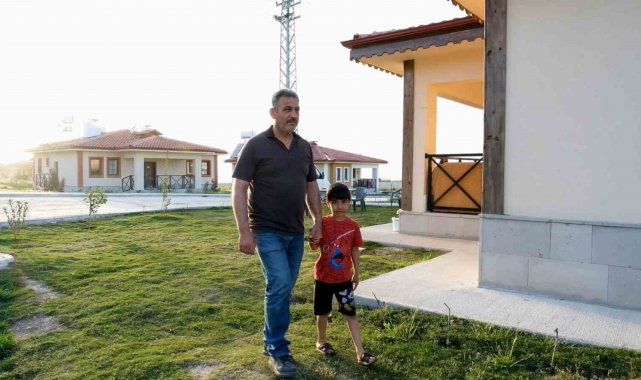 Hataylı bir depremzede aile daha yeni evlerine kavuştu