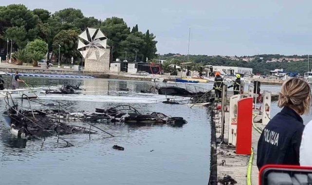 Hırvatistan'da marinadaki 22 tekne alev alev yandı