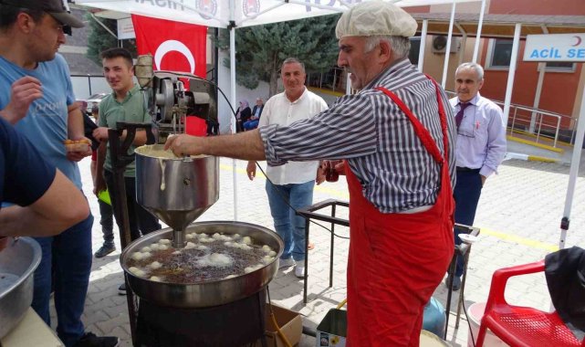 Hisarcık'ta hastane personelinden lokma ikramı