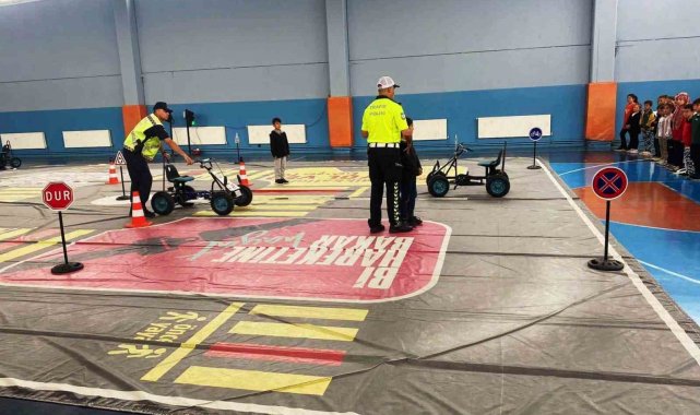 Hisarcık'ta ilkokul öğrencilerine uygulamalı ve teorik trafik eğitimi