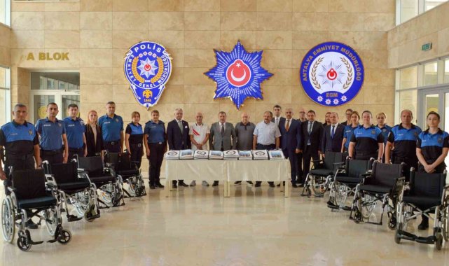 İhtiyaç sahiplerine ulaştırılmak üzere Antalya Emniyeti'ne tekerlekli sandalye ve kıyafet desteği