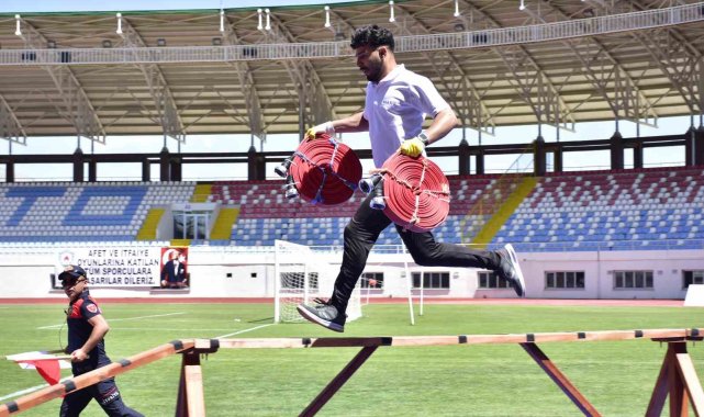 İlk kez düzenlenen üniversitelerarası itfaiye oyunlarını Ardahan ekibi kazandı