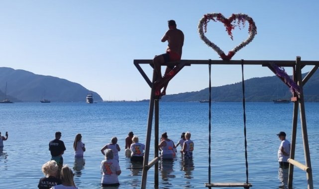 İngiliz turistler ülkesinde ölen yakınlarının küllerini denize döktü