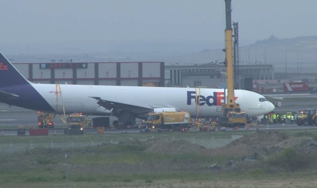 İstanbul Havalimanı'nda gövdesinin üzerine inen uçağın kaldırılma çalışmaları devam ediyor
