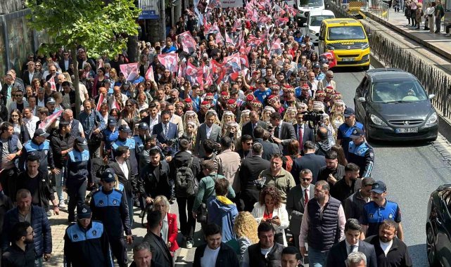 İstanbul'da vatandaşlar "Kurtuluşa Giden İlk Adım" yürüyüşünde bir araya geldi