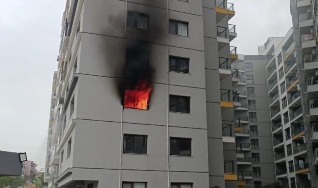 İzmir'de 8 katlı sitede yangın paniği