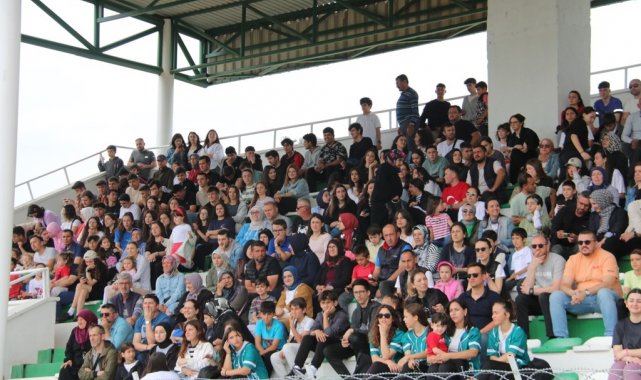 İznik'te 19 Mayıs coşkusu stada sığmadı