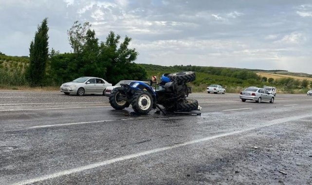 Kamyonun çarptığı traktör ikiye bölündü: 2 yaralı