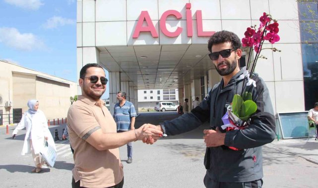 Kapısında doğum yaptığı otelin sahibinden bedava konaklama ve altın