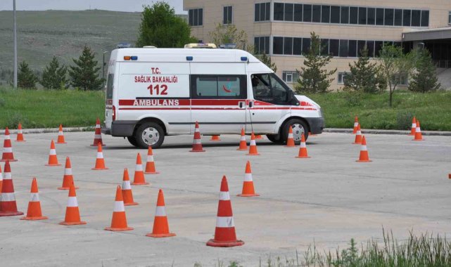 Kars'ta ambulans sürüş eğitimleri nefes kesti
