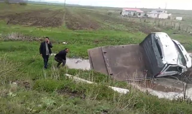Kars'ta yoldan çıkan kamyonet çamura saplandı